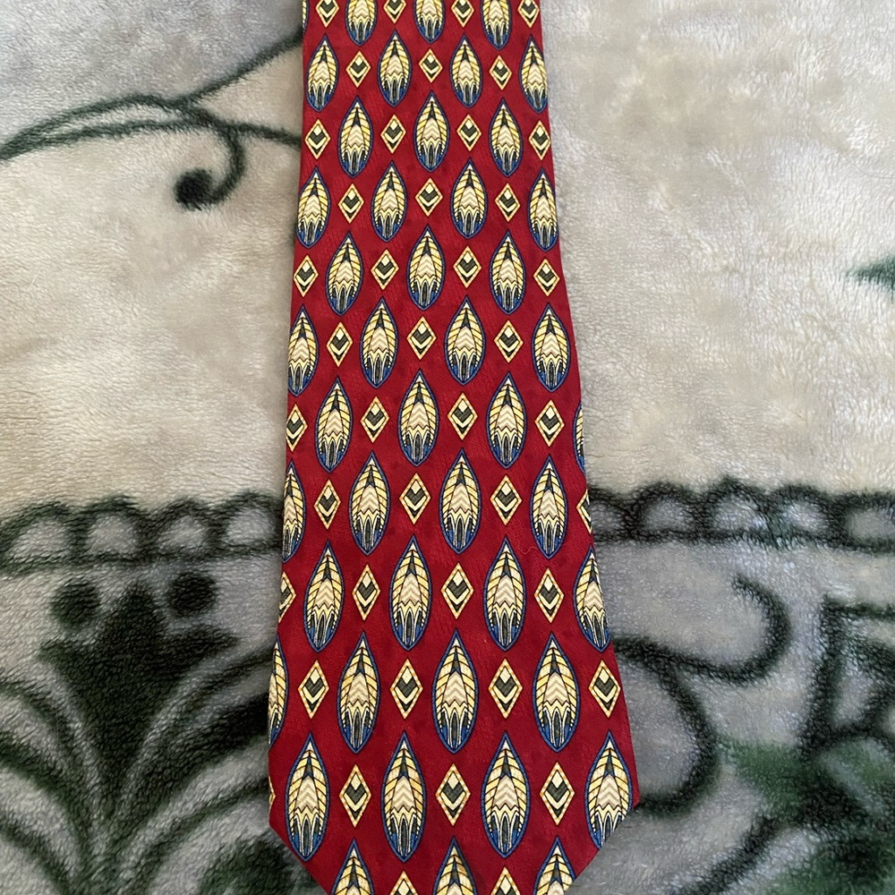 Elegant Red and Gold Men's Tie with Feather Pattern